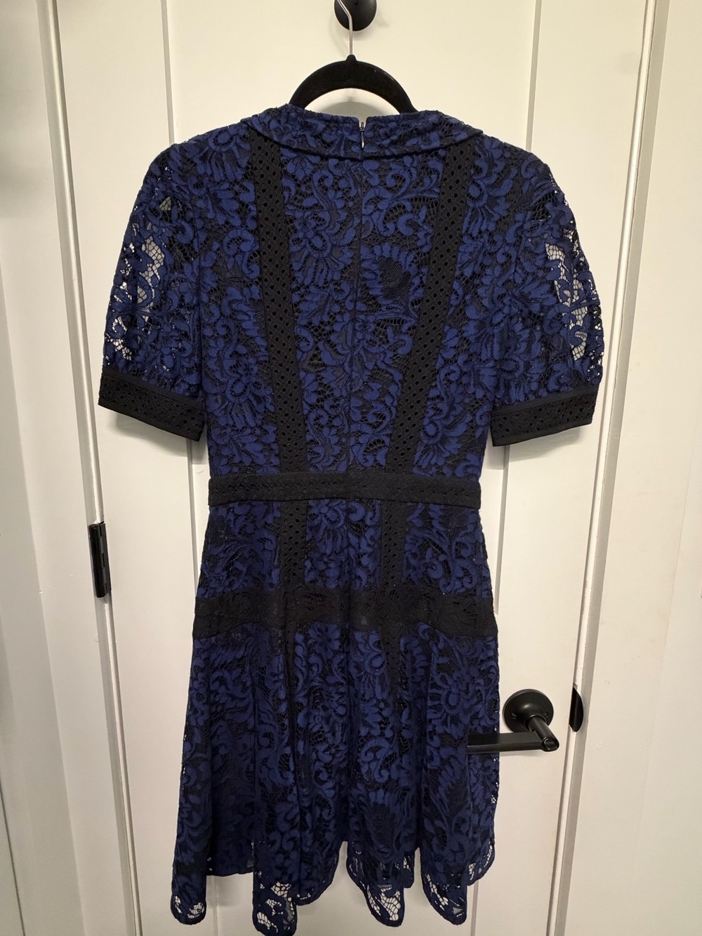 Karen Millen Lace Overlay Dress in Navy and Black - Picture 5 of 6